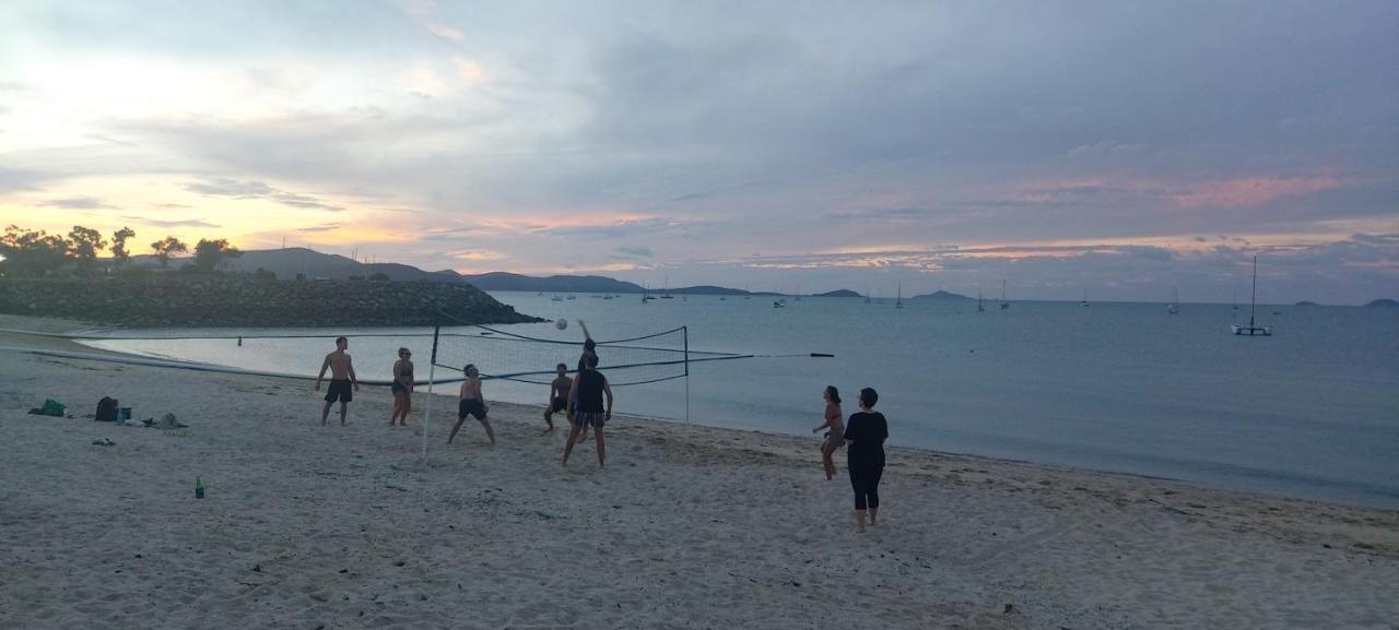 Backpackers By The Bay Hostel Airlie Beach Ngoại thất bức ảnh